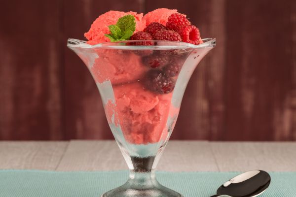 Sorvete Caseiro de Frutas Vermelhas: Frescor e Sabor !