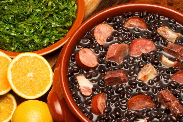 Feijoada Brasileira Completa: Um Prato Cheio de Tradição! Feijoada Brasileira Completa: Um Prato Cheio de Tradição!