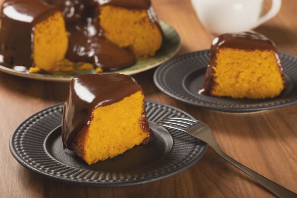 Bolo de Cenoura com Cobertura de Chocolate: Um Clássico!