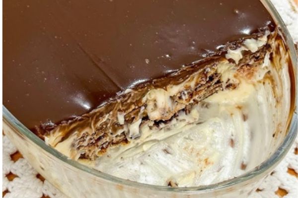 Pavê de Bolacha com Cobertura de Chocolate